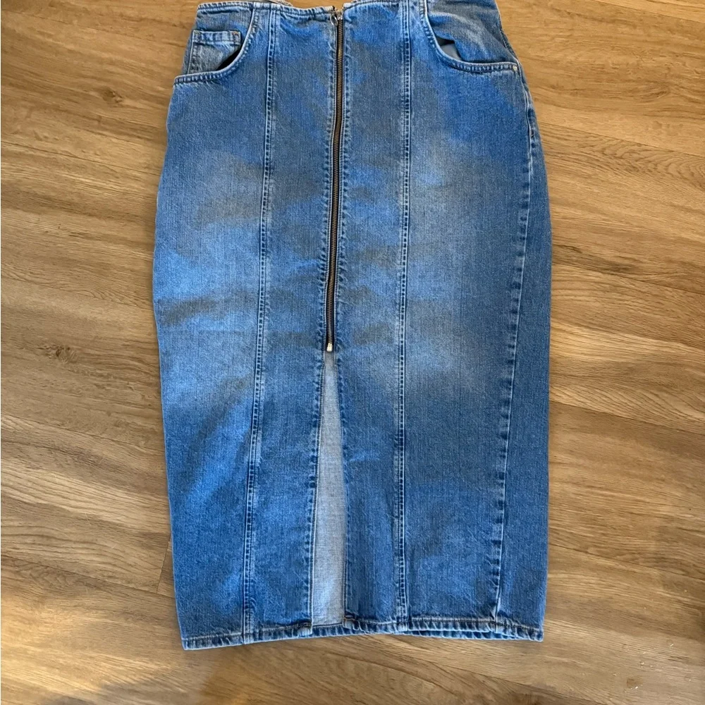 Zara - Blue Denim Skirt with Front Zipper - Picture 2 of 3